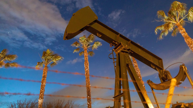 Recovery hopes push US stocks higher, oil hits records