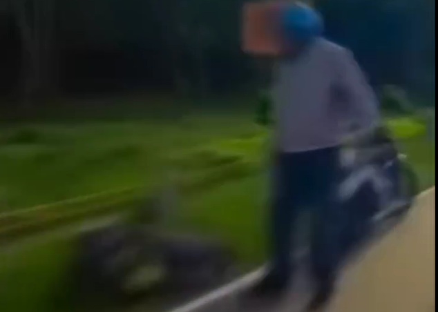 Motorcyclist attacked with cleaver after honking on Federal Highway (video)