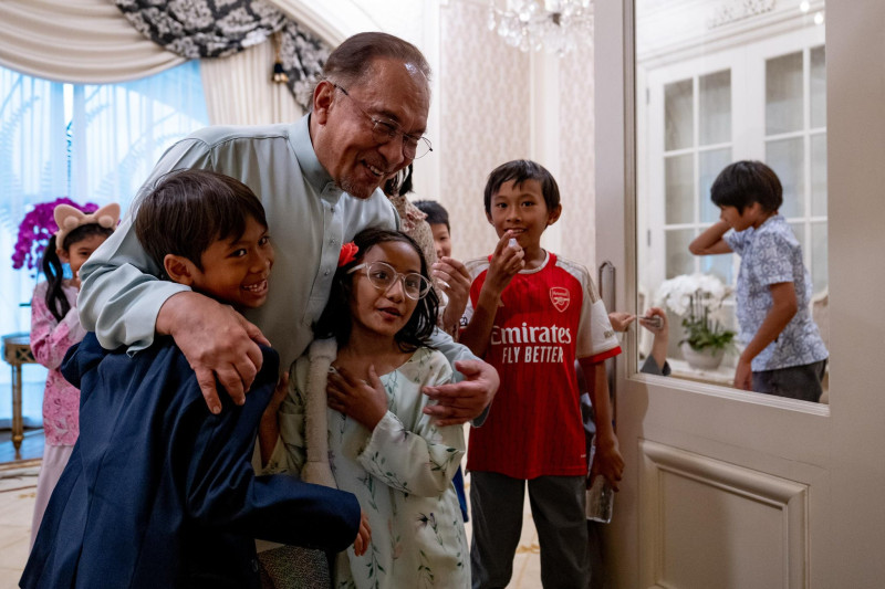 PM brings grandkids to office to ‘see how he works’