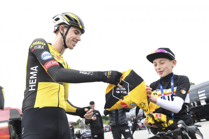 Pascal Eenkhoorn wins hearts and praise for passing bidon to young fan