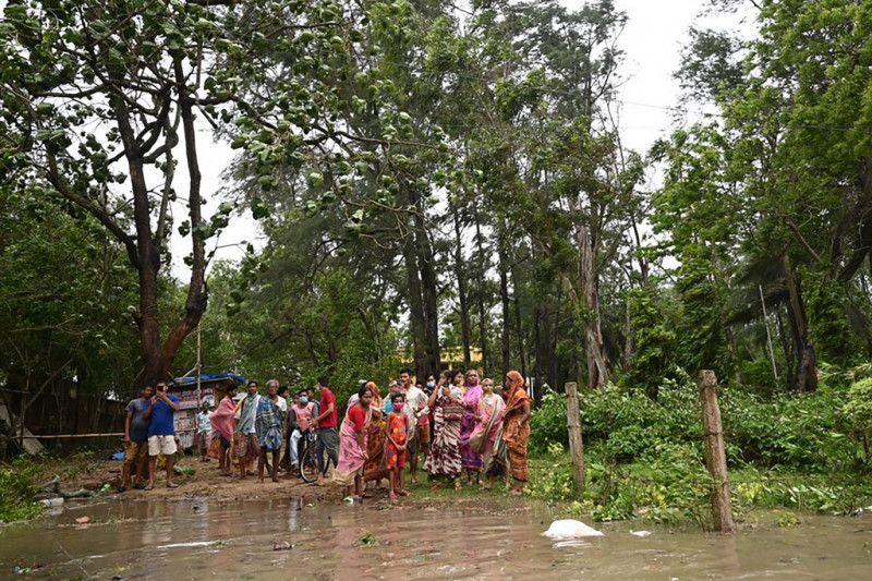 Cyclone batters eastern India, 1.5 mil seek shelter