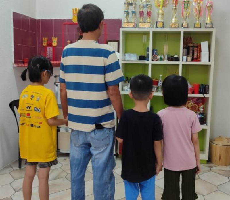 Father earning RM2,600 a month makes heart-breaking decision to send his kids to home