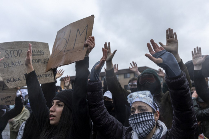 Minneapolis under curfew after cop shoots black motorist dead
