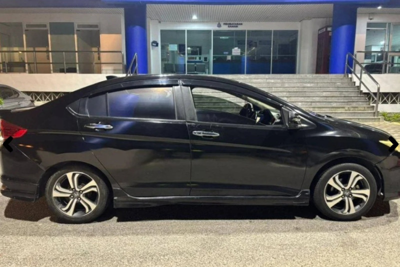 Retired policewoman with ecstasy in car,  flees roadblock, crashes into two vehicles