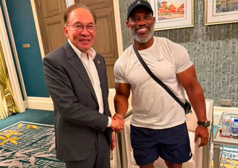 Anwar fascinated to meet bodybuilding legend Dexter Jackson