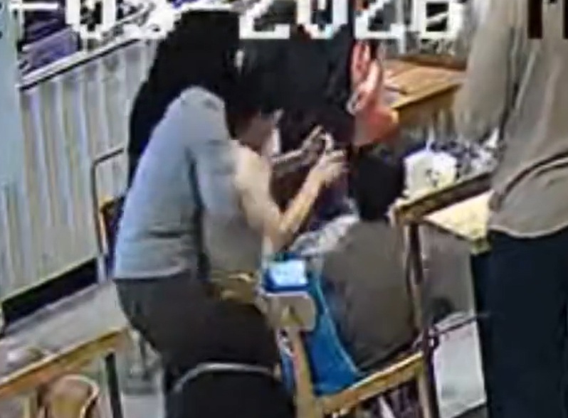Woman suddenly chokes on food, off-duty nurse rushes to save her (video)