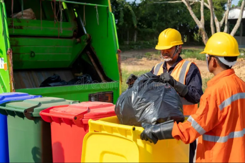 Kind vendor charges trash collectors only RM1 for drinks