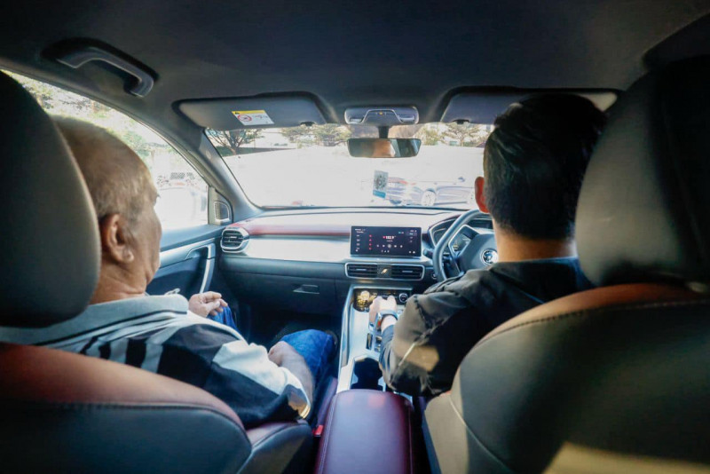 Johor MB ‘chauffeurs’ elderly couple to voting centre 
