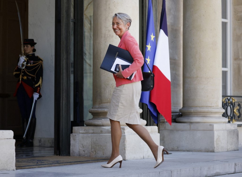 French PM survives no-confidence motion in parliament