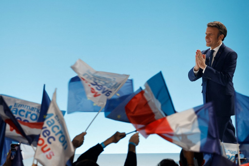 Macron, Le Pen to face run-off in French election battle 