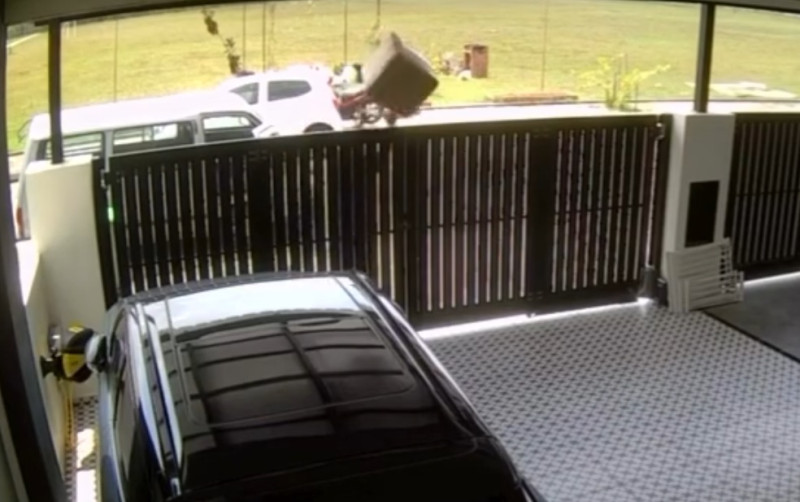 Delivery worker tosses parcel over gate, 18 porcelain plates destroyed