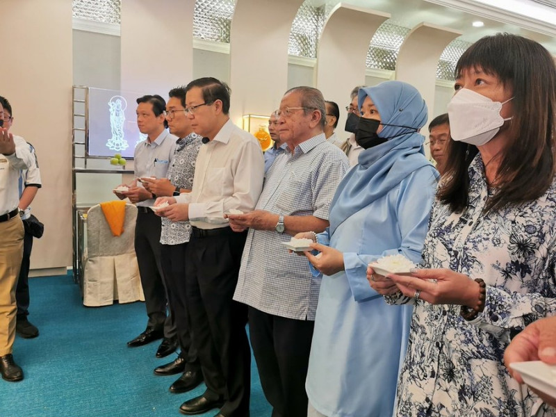 Netizens defend Fadhlina after old photo at non-Muslim ceremony resurfaces