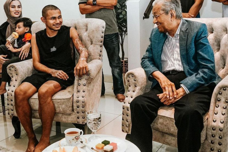 Dr Mahathir visits acid attack Selangor player Faisal Halim