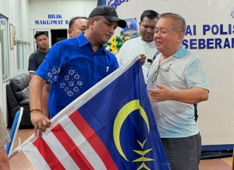 Upside down Jalur Gemilang: Netizens praise two Umno leaders for their 'calm and matured' approach
