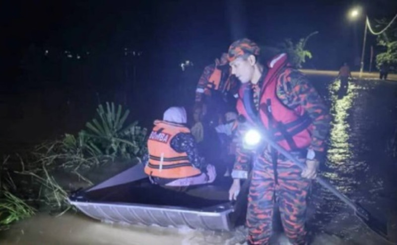 Ten people, including baby, rescued from flash floods in Kampung Pokok Macang