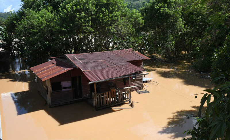 S’wak, Sabah floods improve, more shelters shut