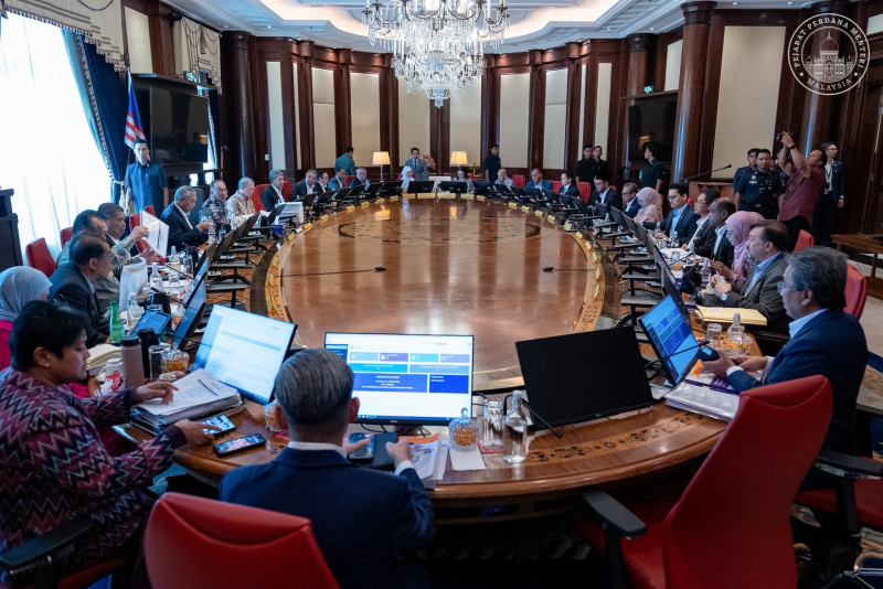 Anwar chairs first reshuffled cabinet meeting