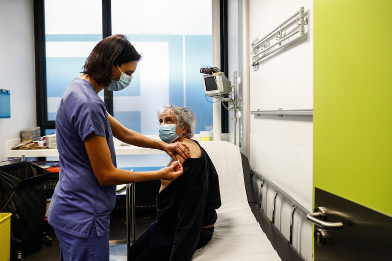 France refuses to reinstate unvaccinated health workers