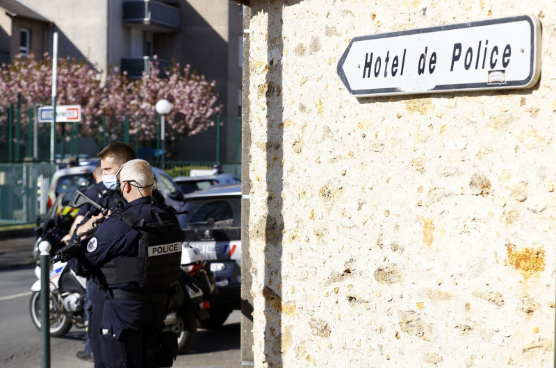 3 held after fatal police station stabbing near Paris