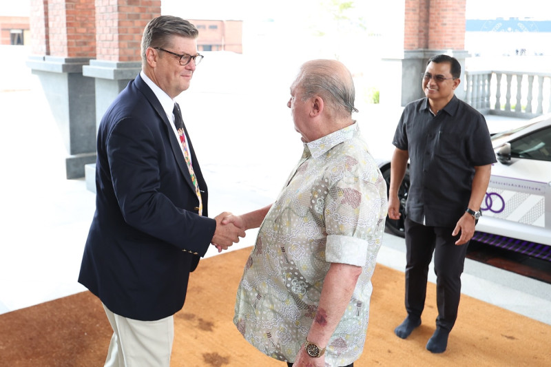 King receives visit from Dave Williams – grandson of William Hanna