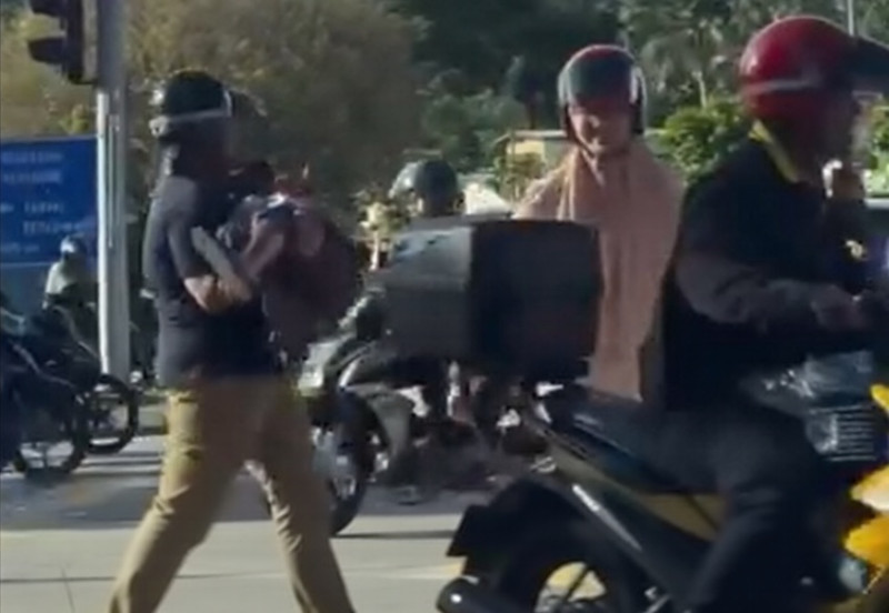 A stranger’s helping hand shows the Malaysia beyond politics (video)