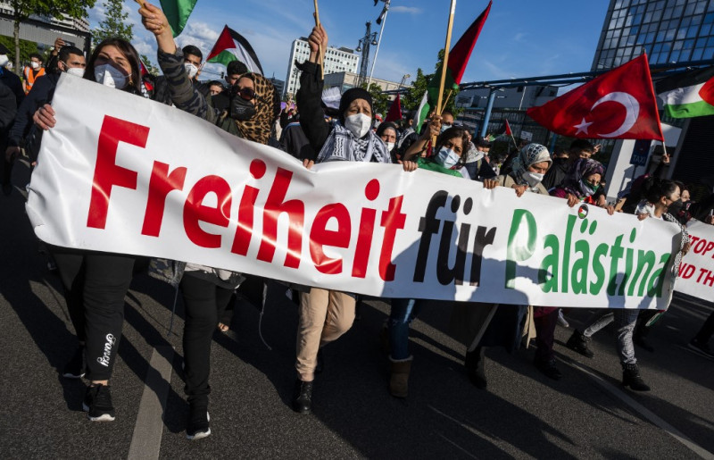 Merkel warns on anti-Semitism ahead of weekend protests