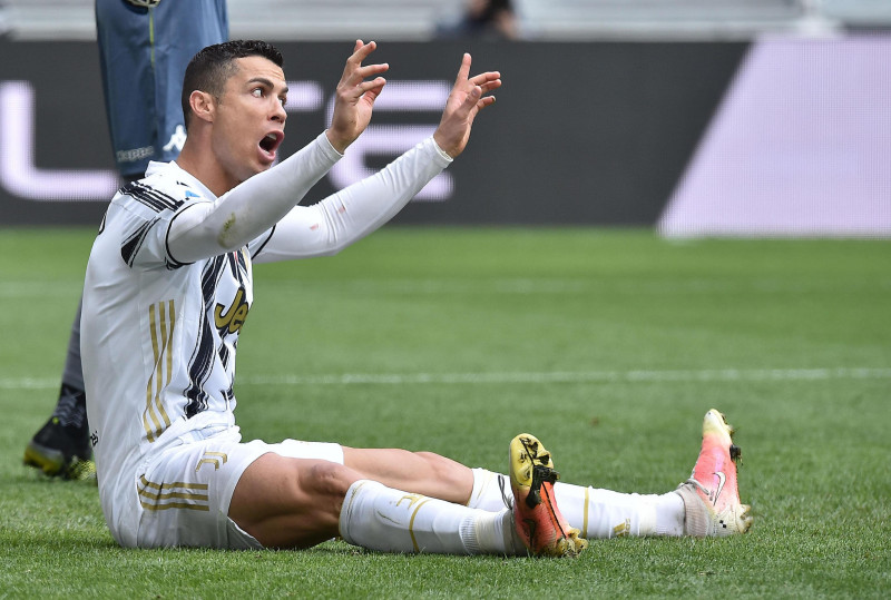 Ronaldo and Ibrahimovic face off in battle for Champions League spot