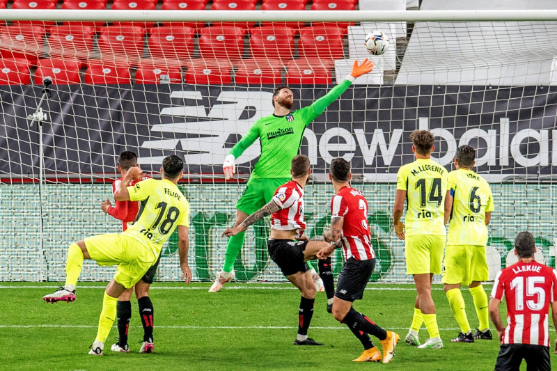 Atletico defeat by Bilbao hands initiative to Barcelona