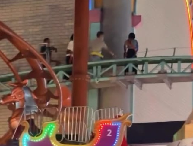 Another roller coaster incident? Visitors seen walking along track at Genting Highlands (video)