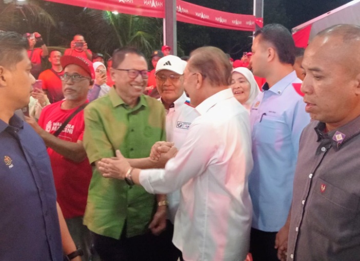 Puad Zarkashi shows up at PH program, greeted with a hug from Anwar