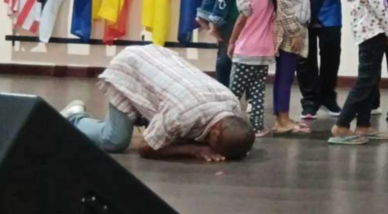 Father of 10 falls to his knees, weeps in joy after kids get birth certs, MyKad