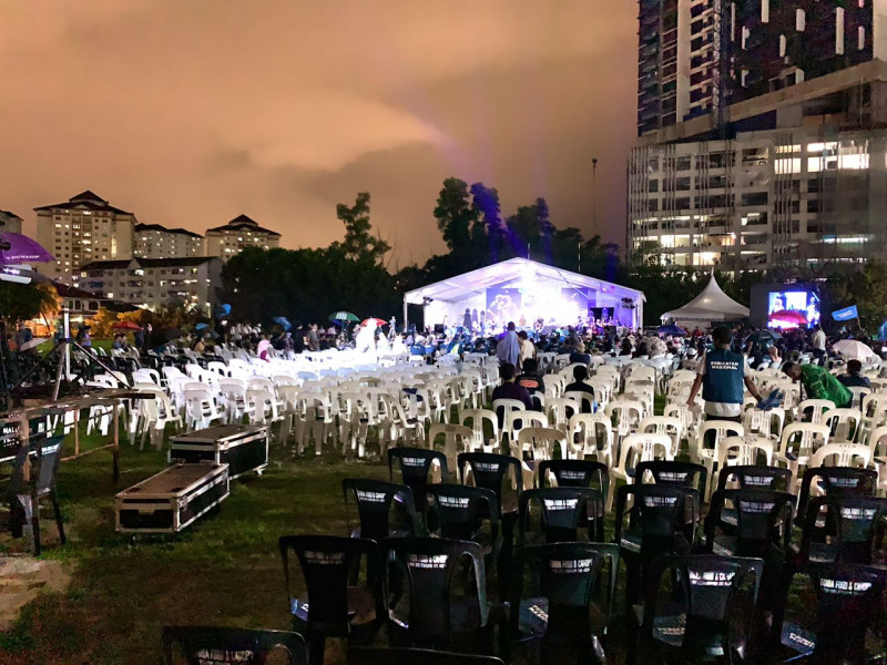 [UPDATED] GE15: heavy downpour deters crowd as PN ceramah sees half-filled seats