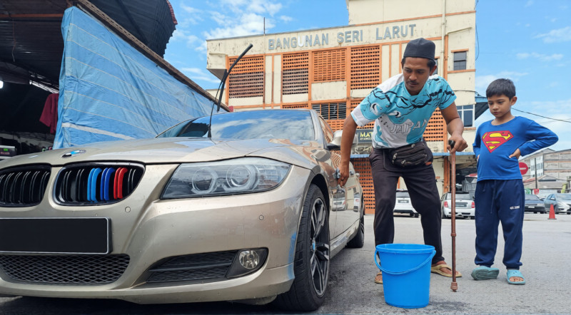 Disabled man washes cars for as little as RM3 to support family of five