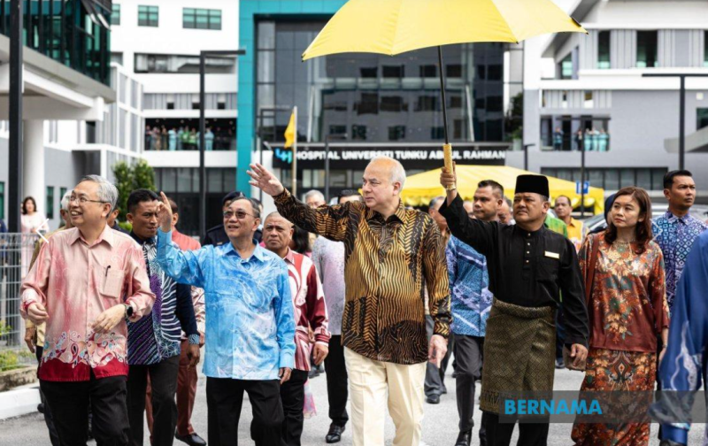Sultan Nazrin graces opening of UTAR Hospital