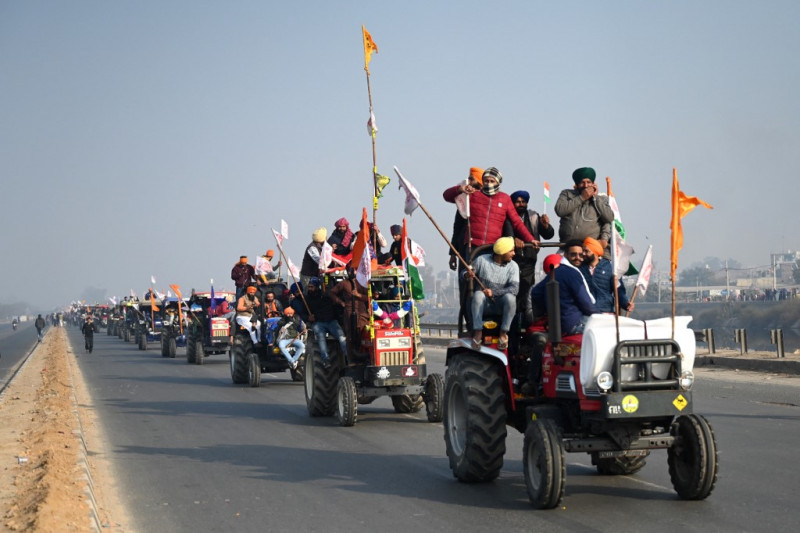 Indian farmers breach barricades in Republic Day tractor rally