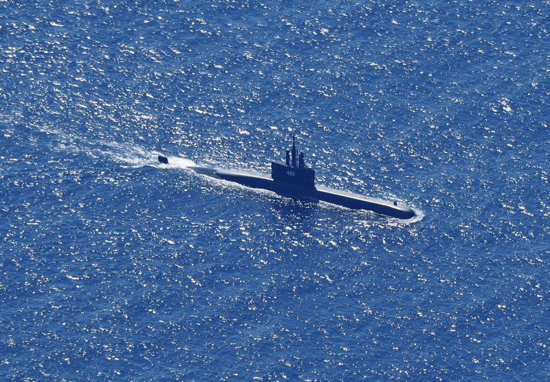 Time running out for 53 on missing Indonesian submarine