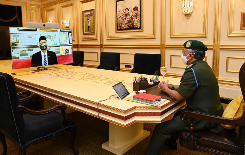 King holds first pre-cabinet meeting with new PM