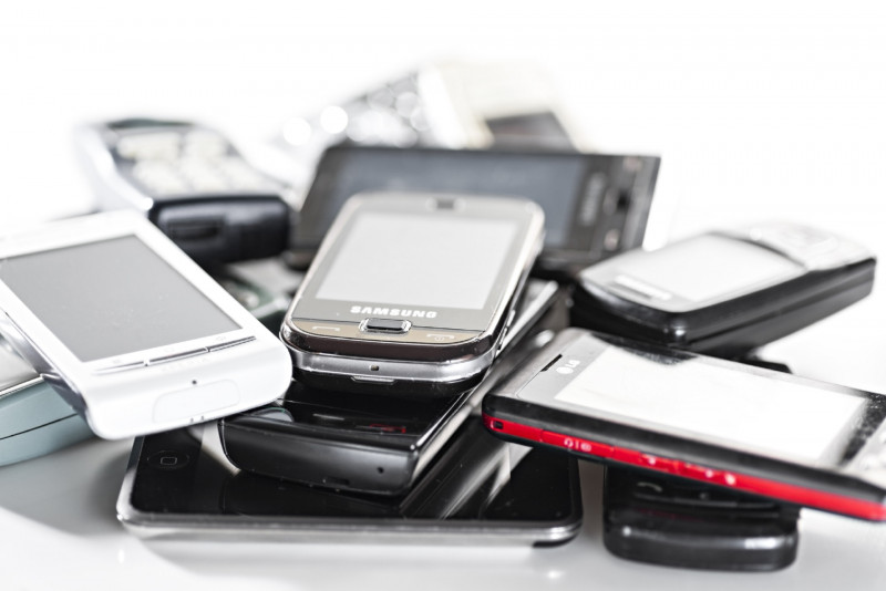 Unused smartphones weigh more than 54 Boeing 747-8 airplanes 