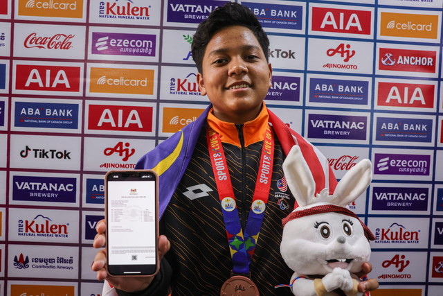 Double delight: Izzah flies high with goalball bronze, 7As in SPM