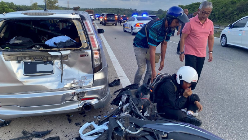 Sultan of Pahang halts journey to aid accident victim on East Coast Expressway