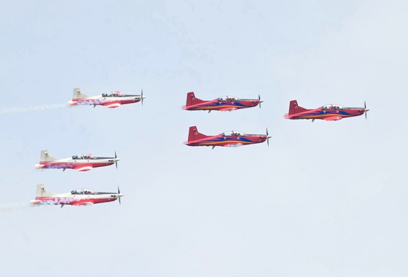 RMAF jets give public a sneak peek of what to expect at LIMA 25