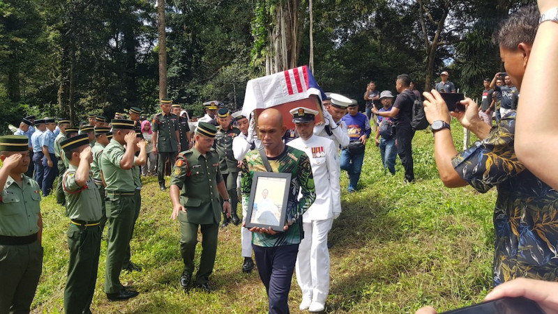 Little girl calls for naval mother at funeral