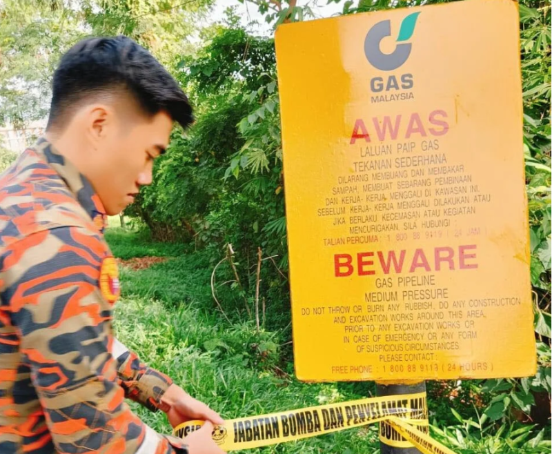 Bomba puts out open burning in Seremban - near gas pipeline