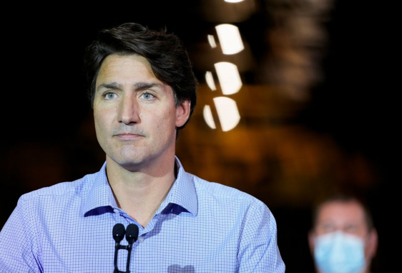 Angry anti-vaxxers pelt Trudeau with gravel 