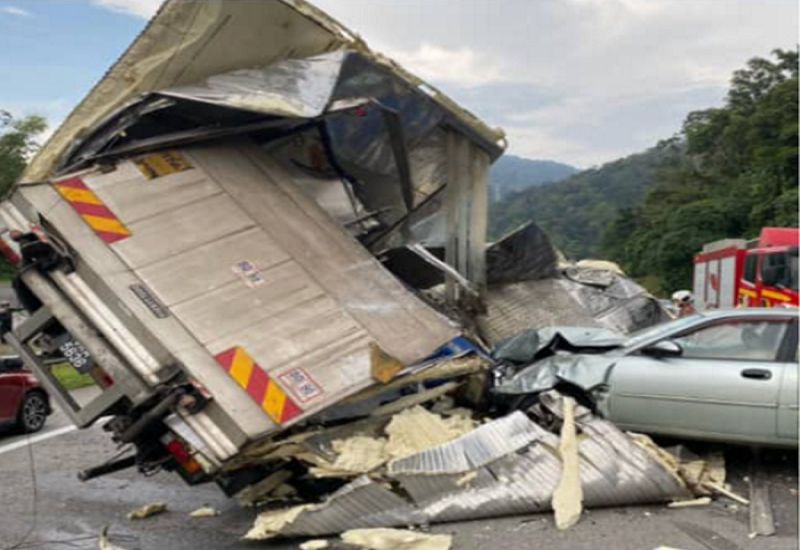 Three dead, four injured in five-vehicle creash near Bentong