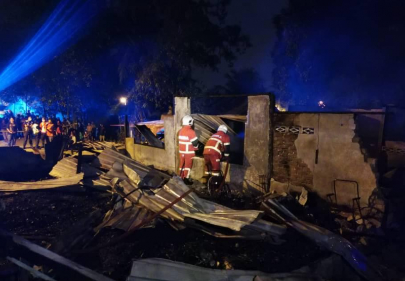 Fire razes 3 homes in Kampar, rescuers retrieve charred body of man