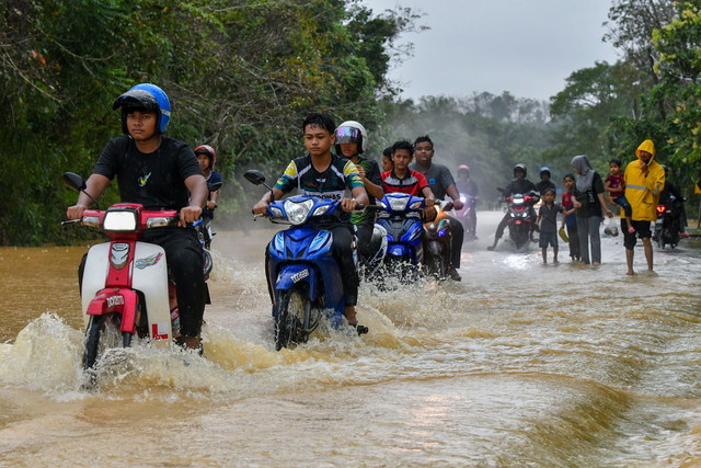 MoHE to look into possible aid for flood-affected students