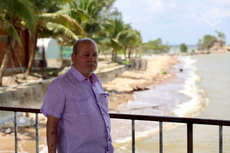 King drives over 45km to inspect environment in Mersing