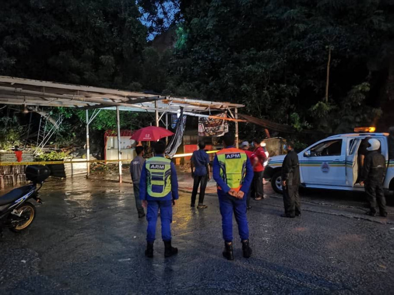 Klang Valley flash floods: at least three landslides ensue 
