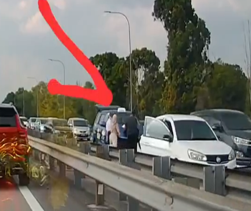 Woman knocks off older cab driver's 'kopiah' during traffic dispute
